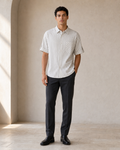 Modelo con camisa blanca de rayas finas, vista frontal tres cuartos