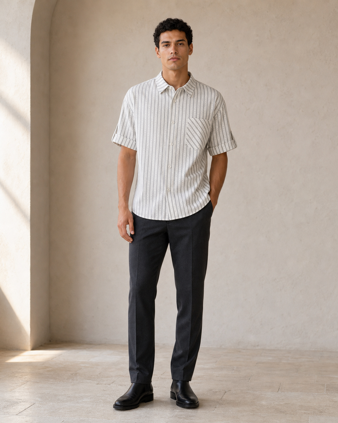 Modelo con camisa blanca de rayas finas, vista frontal tres cuartos