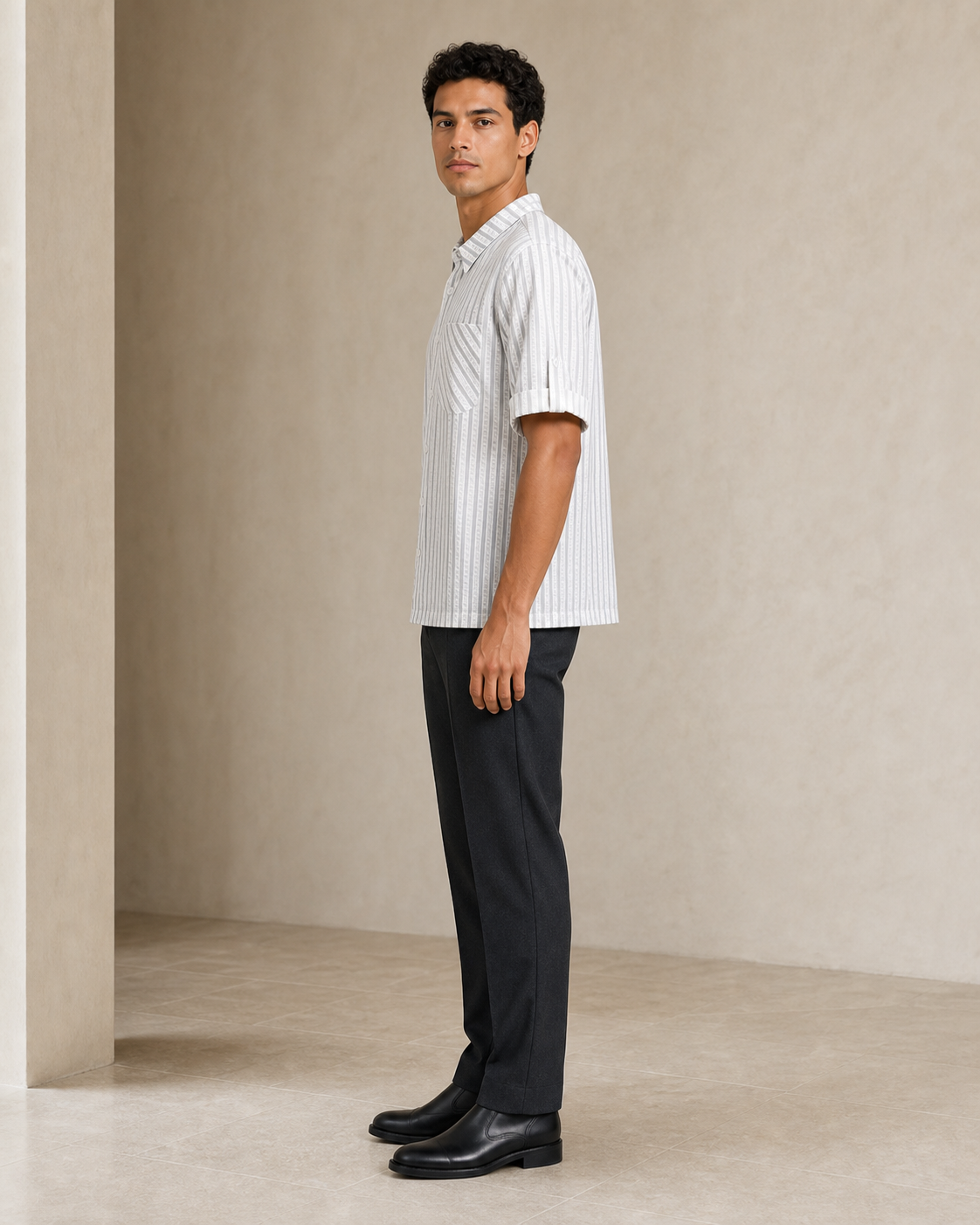 Modelo con camisa blanca de rayas finas, vista lateral