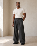 Modelo con pantalón gris oscuro de doble pinza, vista frontal tres cuartos