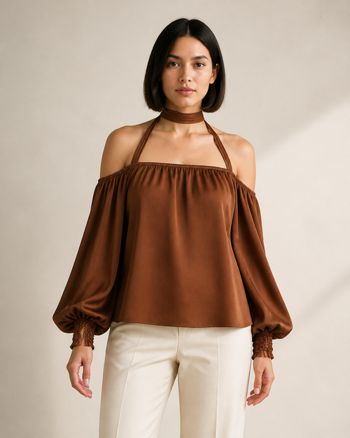 Modelo con blusa color caramelo de hombros descubiertos, vista frontal tres cuartos