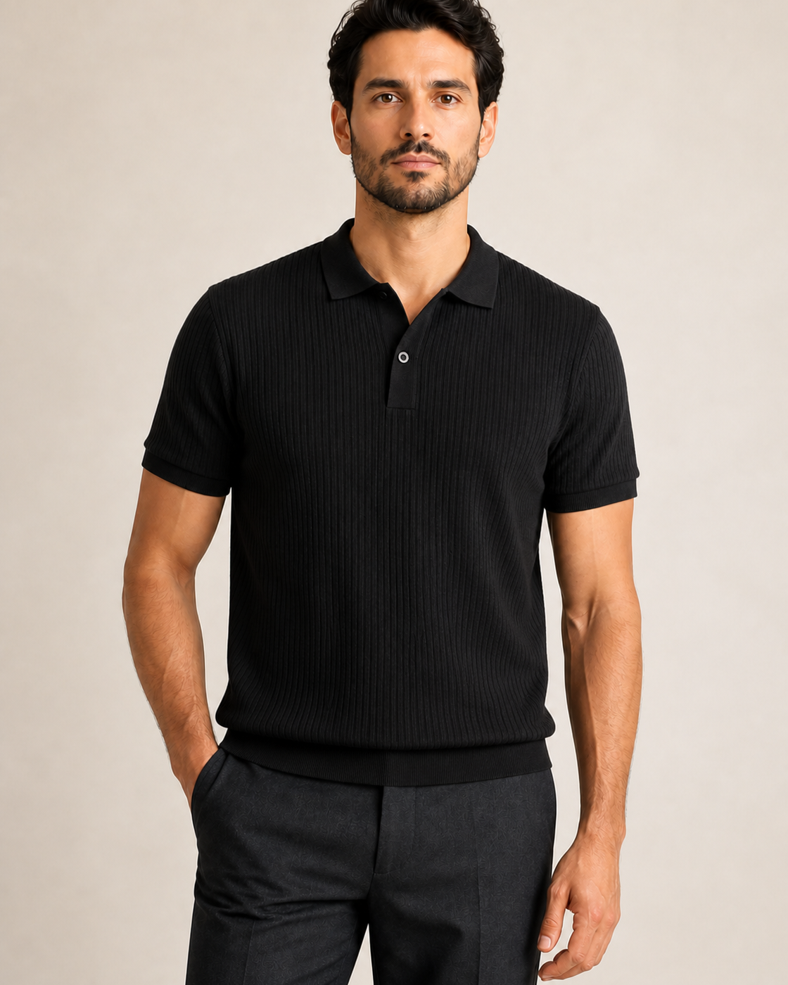 Detalle del cuello abierto, el único botón claro y la textura vertical del polo negro