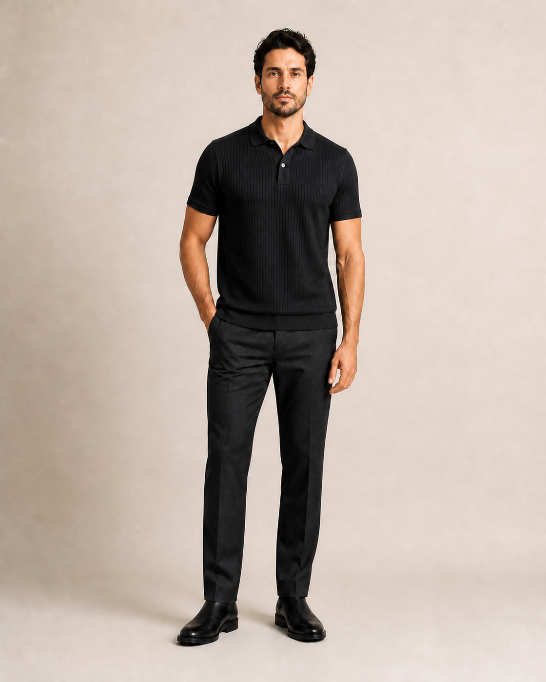 Hombre con polo negro de textura acanalada y manga corta, vista frontal de tres cuartos