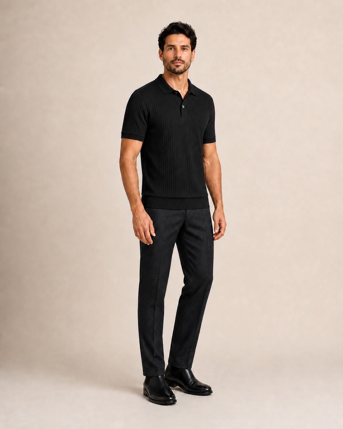 Hombre con polo negro de textura acanalada, vista lateral frontal de tres cuartos