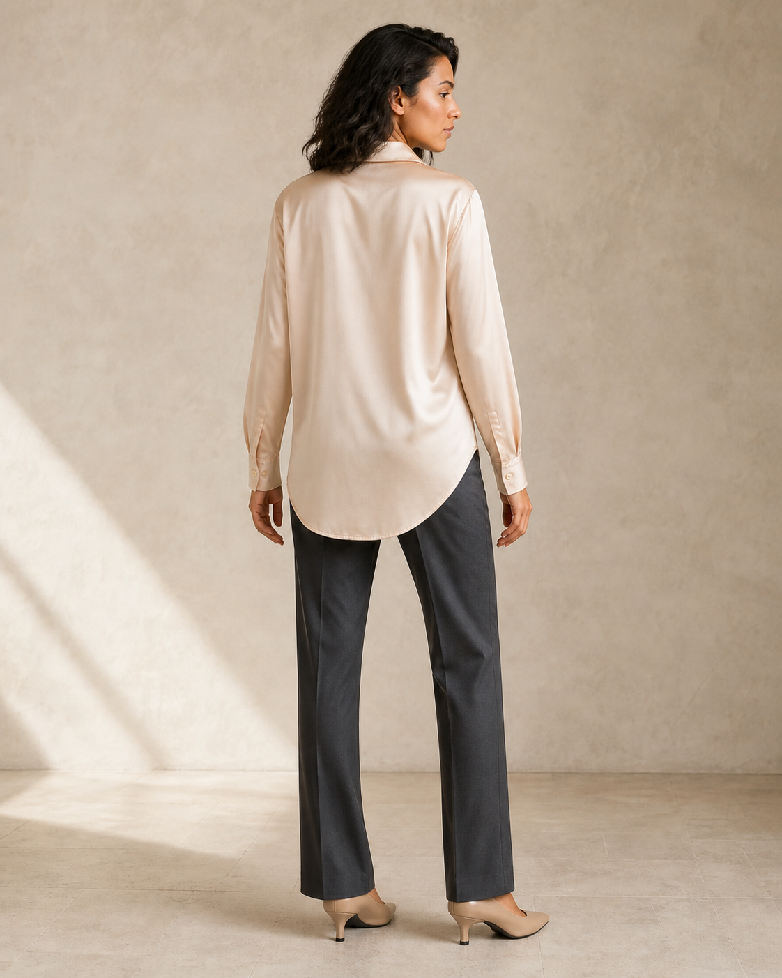 Modelo con blusa color champán, vista posterior tres cuartos