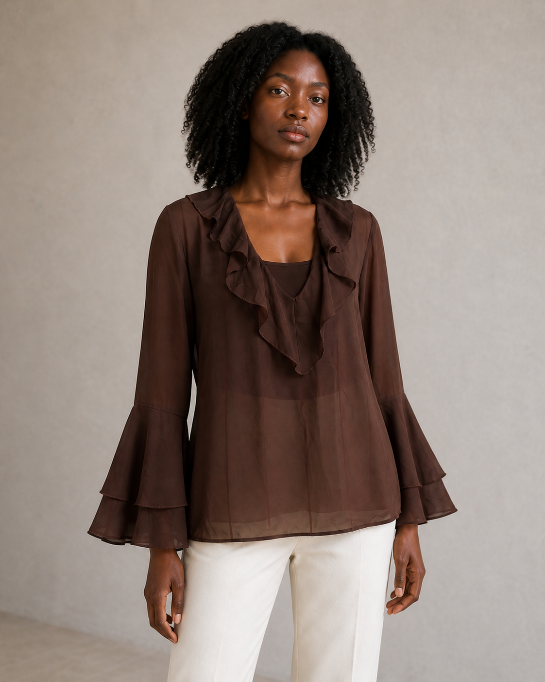 Blusa marrón café, detalle de escote en V, volantes y puños