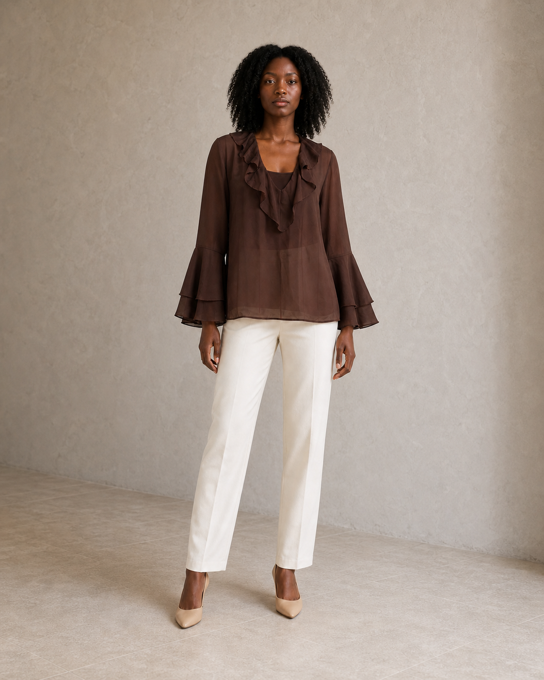 Modelo con blusa marrón café de volantes, vista frontal tres cuartos