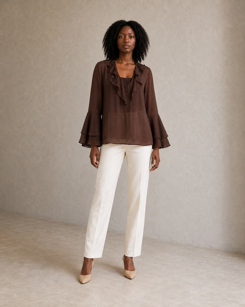Modelo con blusa marrón café de volantes, vista frontal tres cuartos