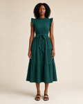 Mujer con vestido midi verde oscuro de mangas con volantes, vista frontal de cuerpo entero