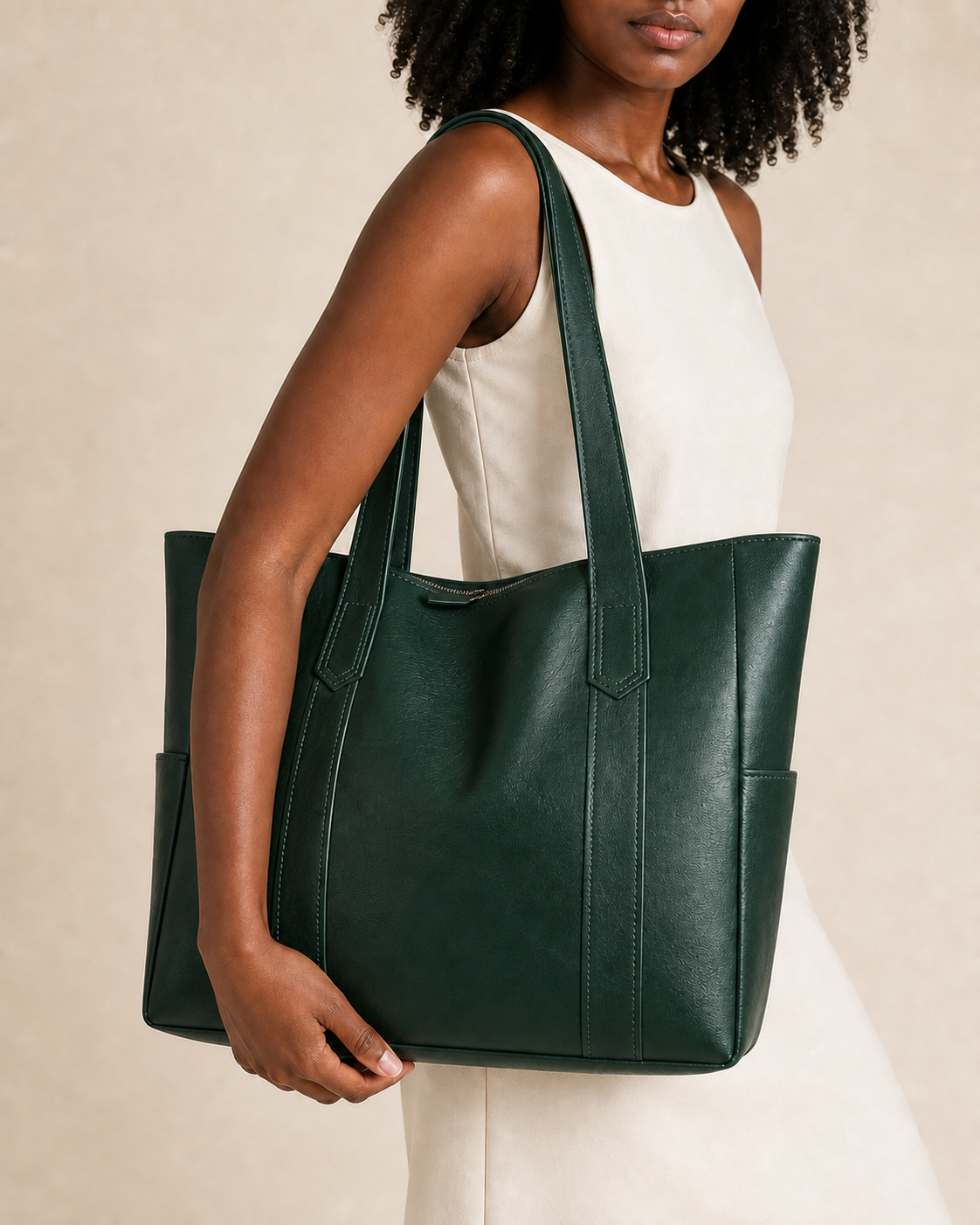 Detalle del cierre superior, las asas, las costuras y el bolsillo lateral del bolso tote verde