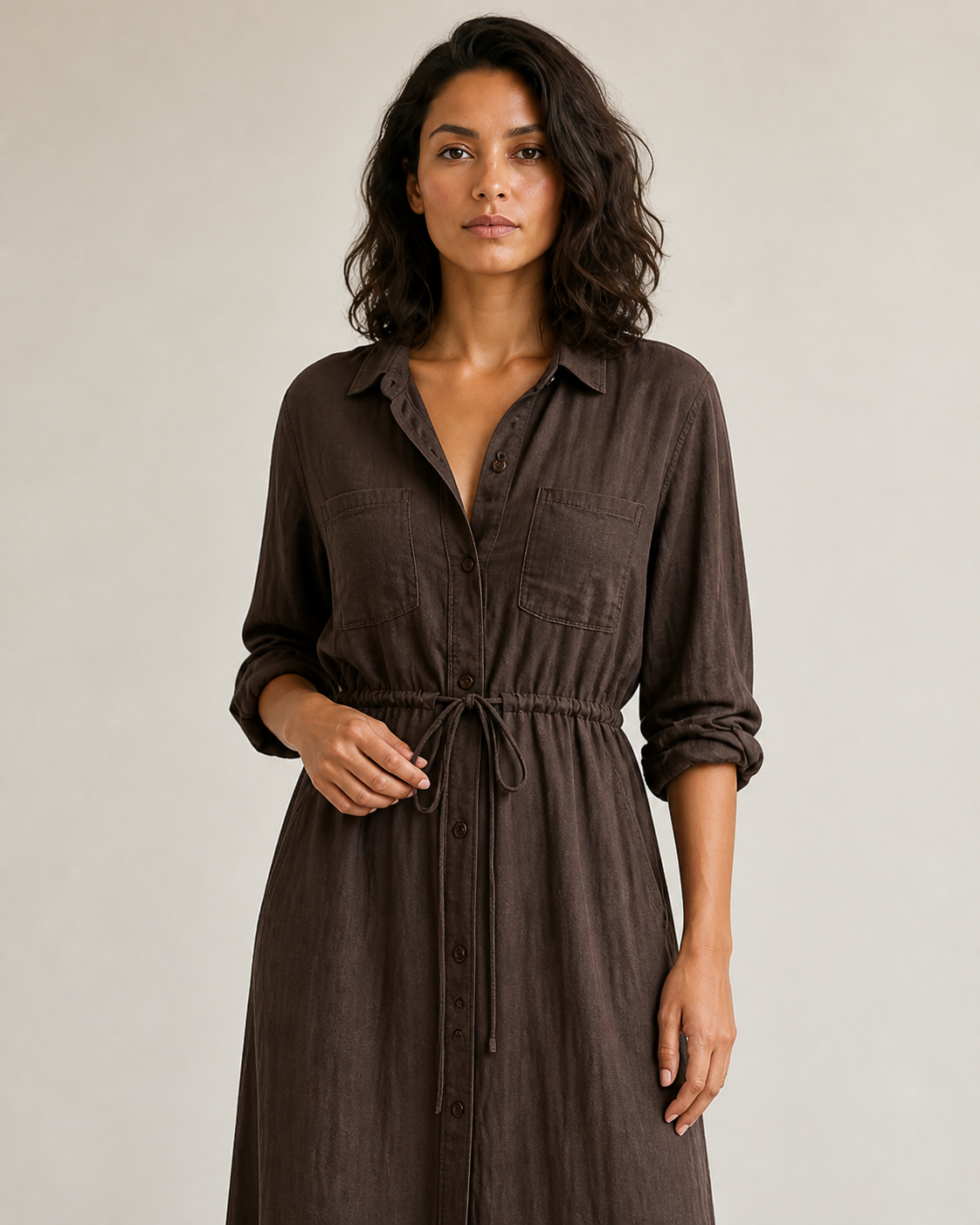 Detalle del cuello, la botonadura, los bolsillos y la cintura ajustable del vestido camisero marrón oscuro