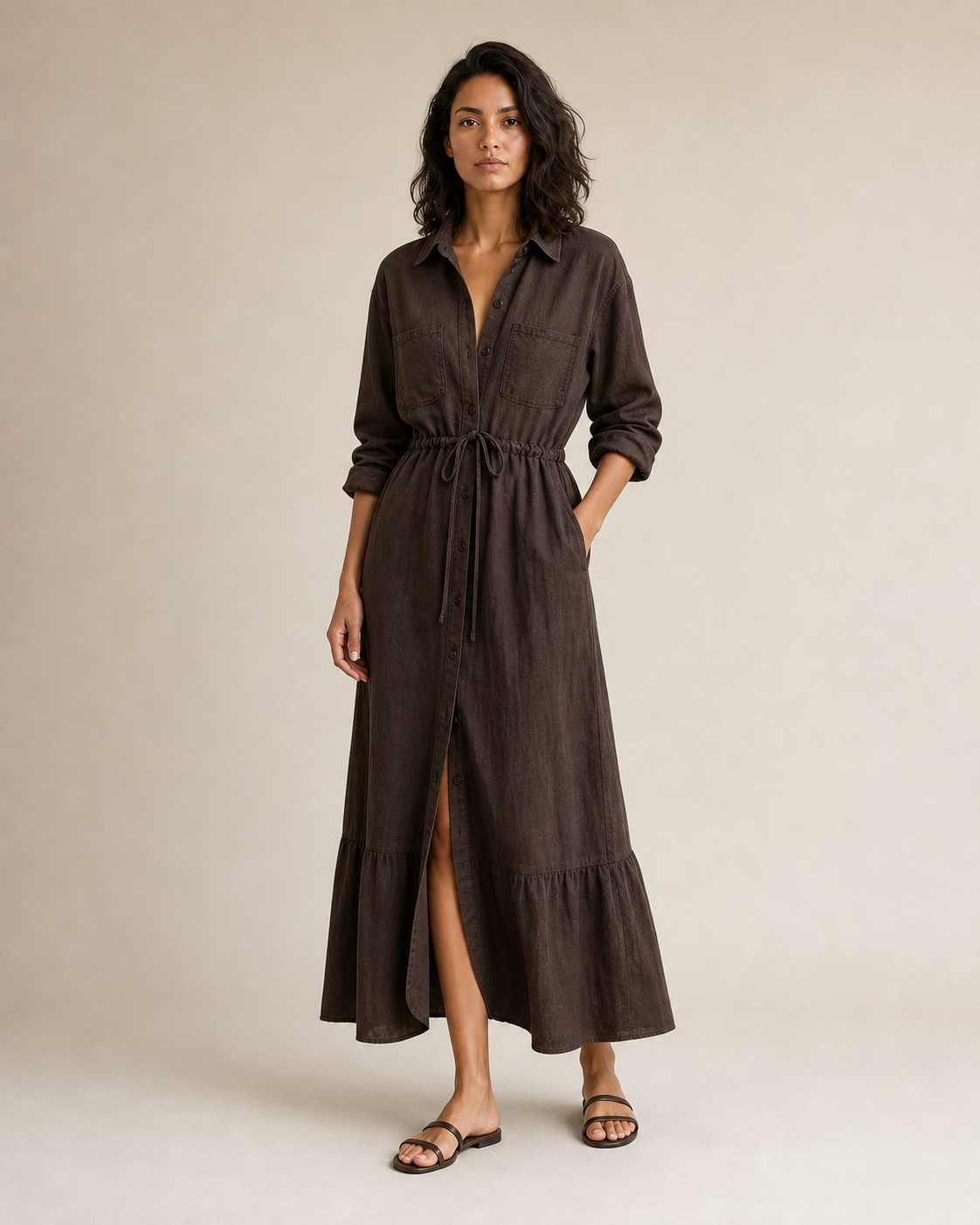 Mujer con vestido camisero marrón oscuro y cintura ajustable, vista frontal de tres cuartos