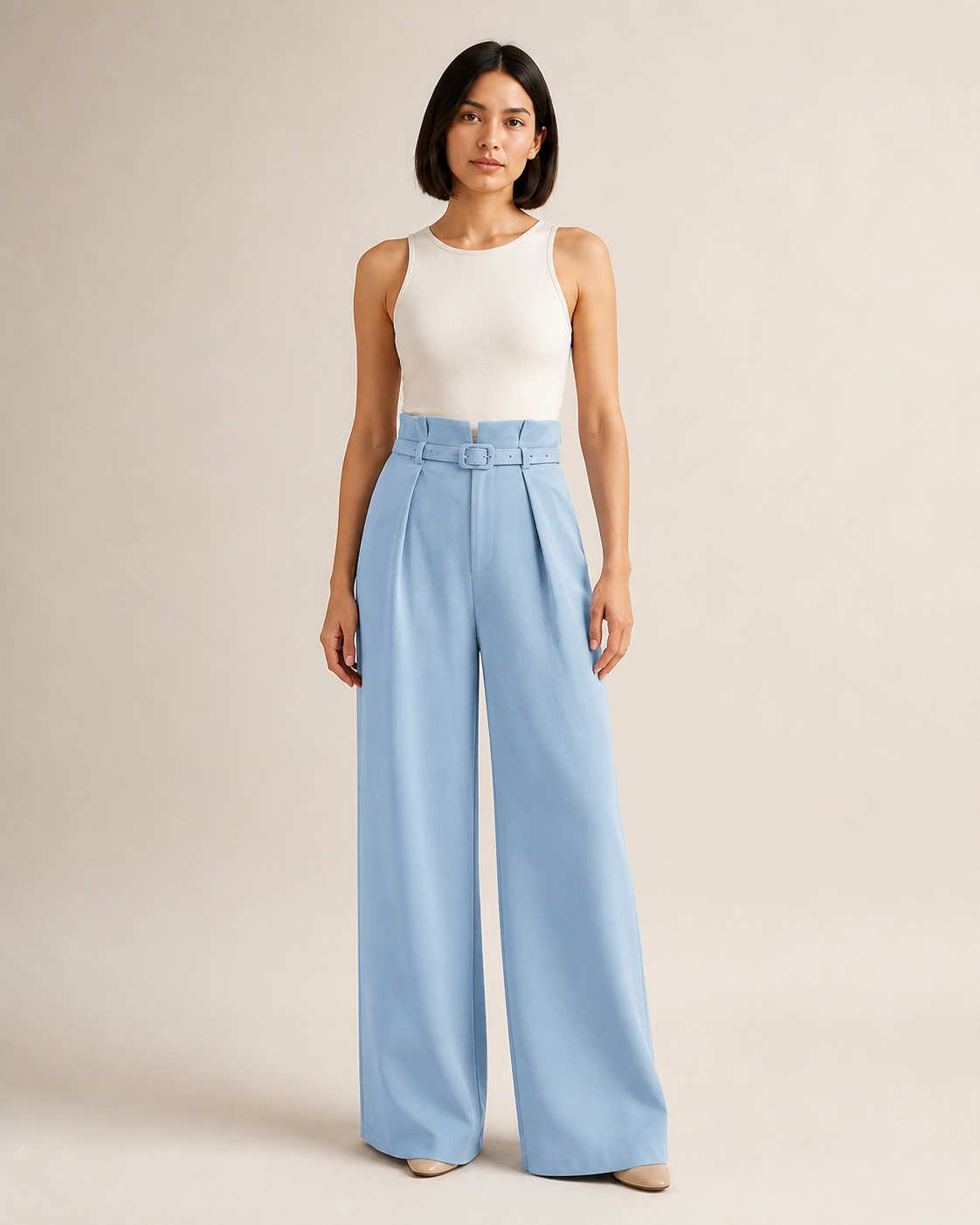 Mujer con pantalón azul de pierna ancha y cintura plisada, vista frontal de cuerpo entero