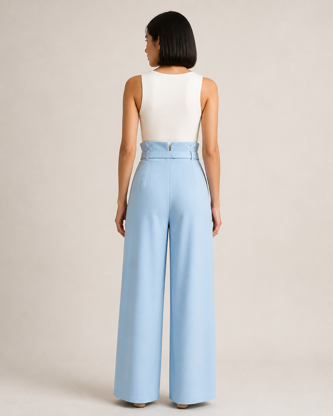 Vista posterior del pantalón azul de pierna ancha con cintura plisada y pinzas