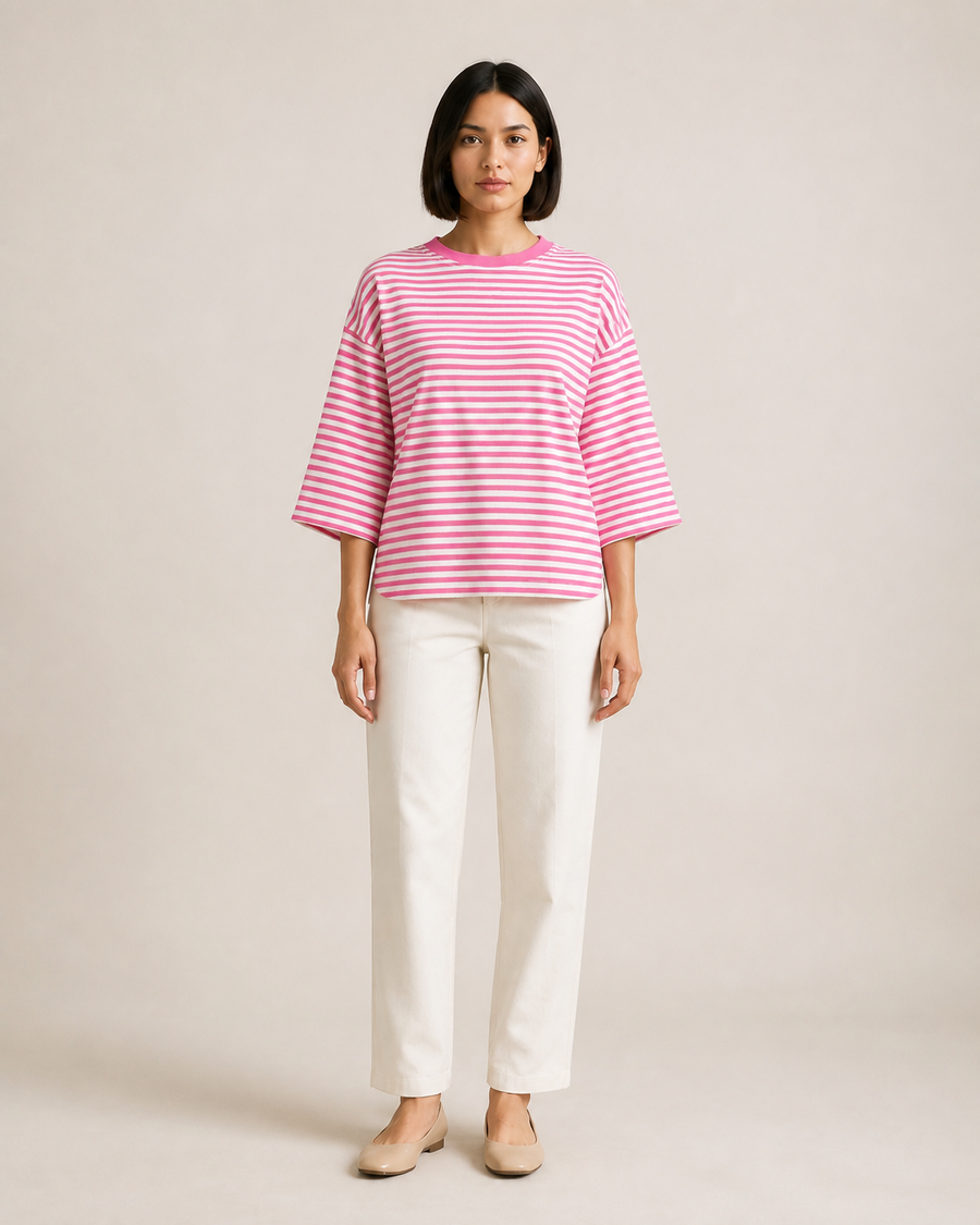 Modelo VALERUME con top rosa y blanco de rayas horizontales, cuello redondo y mangas amplias, vista frontal de cuerpo entero.