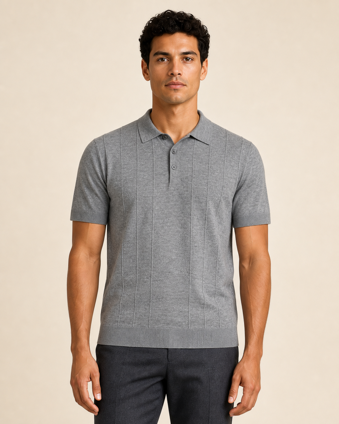 Detalle del cuello, los tres botones y los canales verticales del polo gris oscuro