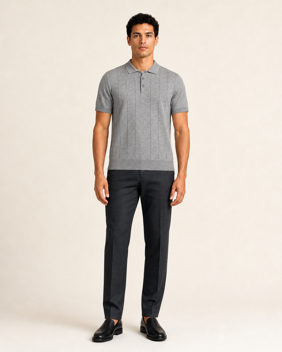 Hombre con polo gris oscuro de textura acanalada y manga corta, vista frontal de cuerpo entero