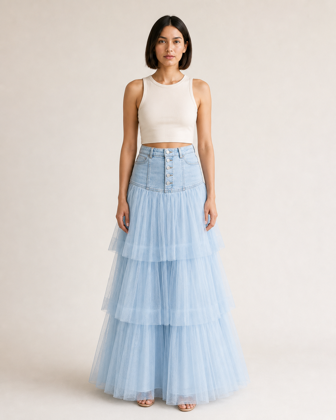 Mujer con falda larga azul claro de capas escalonadas, vista frontal dominante en movimiento