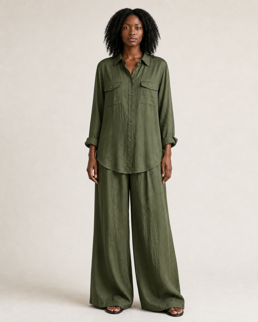 Mujer con conjunto verde militar de camisa y pantalón ancho, vista frontal de cuerpo entero