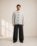 Modelo hombre con cardigan gris claro VALERUME, vista frontal.