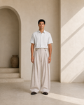 Modelo hombre con pantalón albaricoque de doble pinza VALERUME, vista frontal.