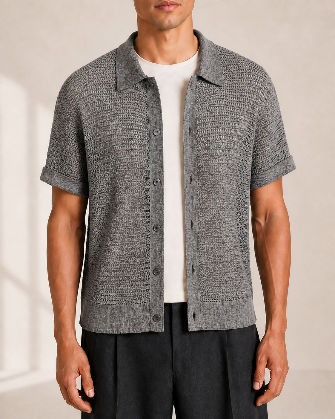 Detalle del punto, cuello y botones de la camisa gris oscuro VALERUME.