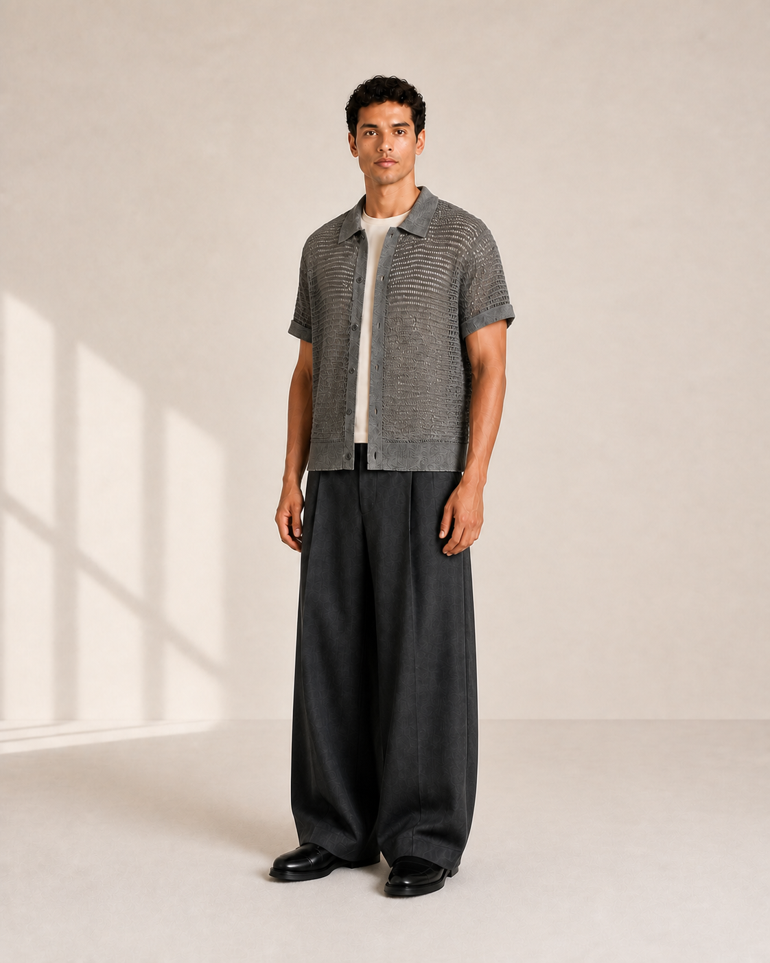 Modelo hombre con camisa de punto gris oscuro VALERUME, vista tres cuartos.