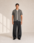 Modelo hombre con camisa de punto gris oscuro VALERUME, vista frontal.