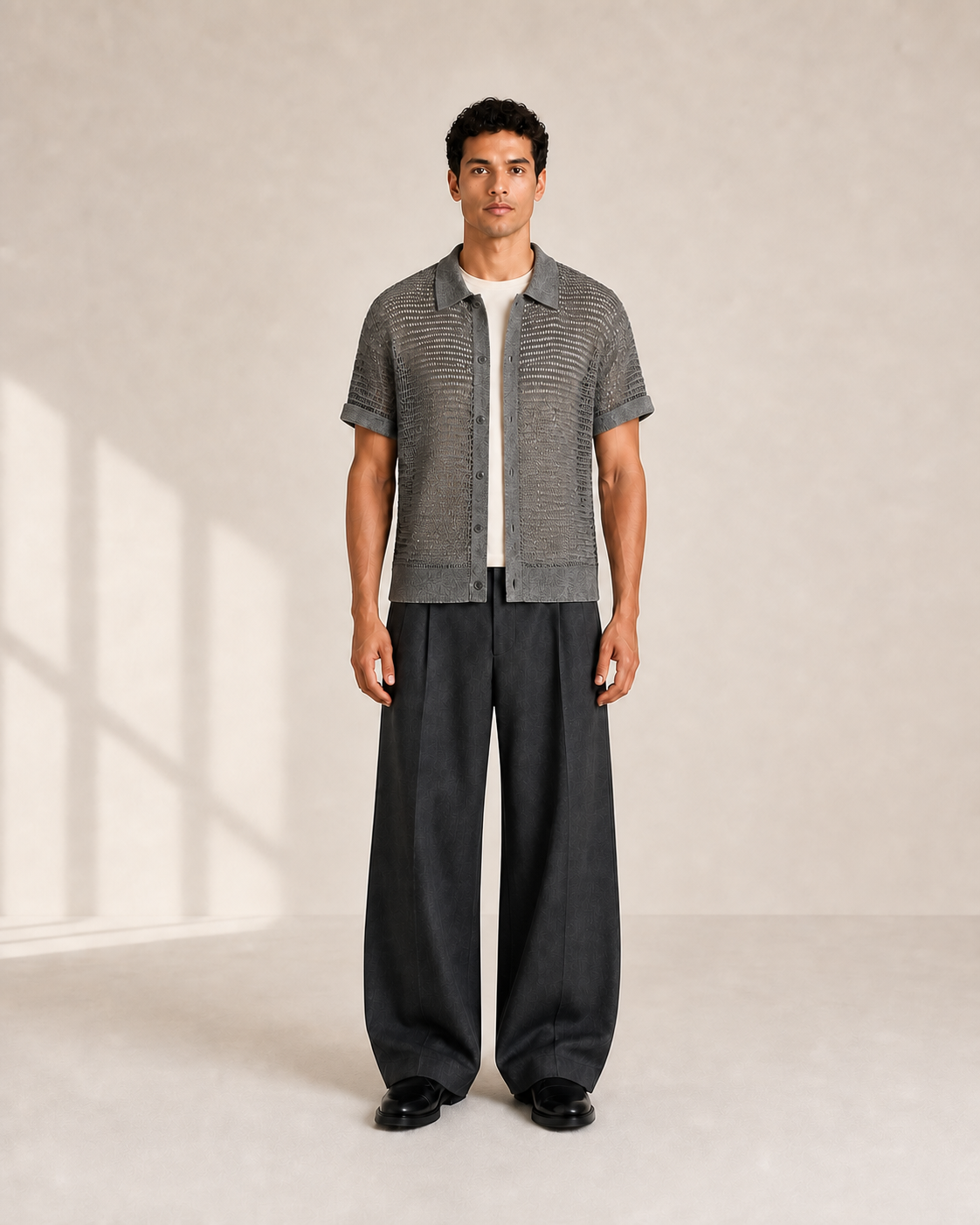 Modelo hombre con camisa de punto gris oscuro VALERUME, vista frontal.