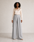 Modelo mujer con pantalón gris de pierna ancha VALERUME, vista frontal.