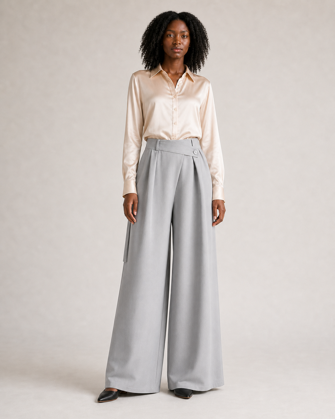 Modelo mujer con pantalón gris VALERUME, segunda vista frontal.