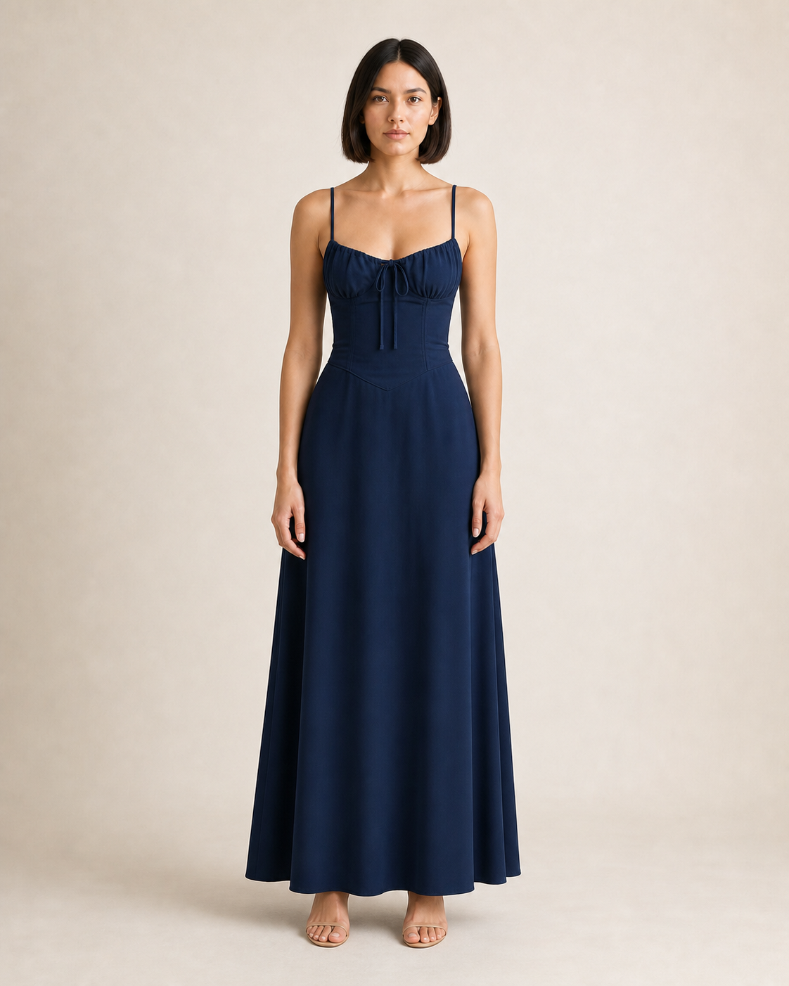 Modelo mujer con vestido azul marino y cintura anudada VALERUME, vista frontal.