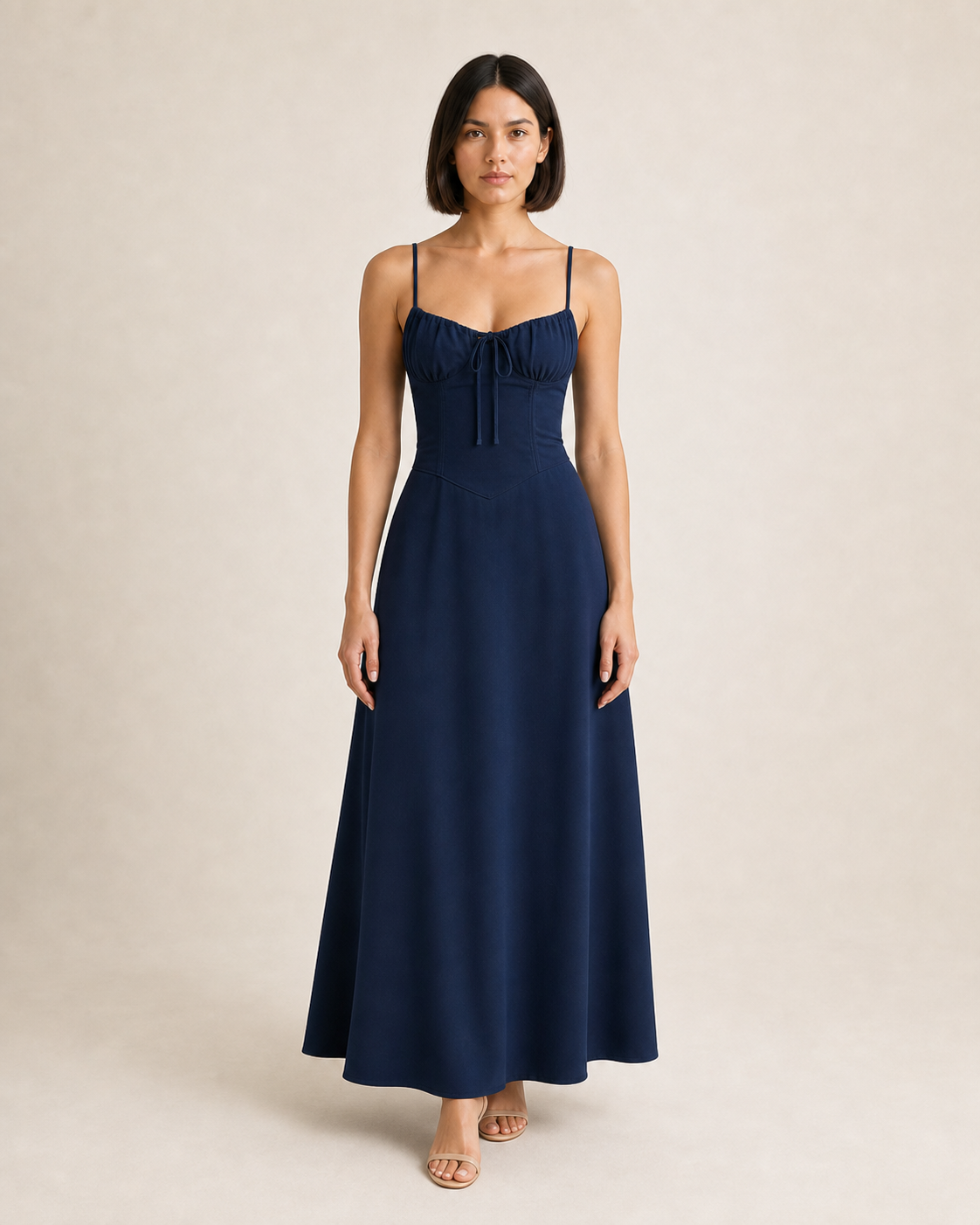 Modelo mujer con vestido azul marino VALERUME, segunda vista frontal.