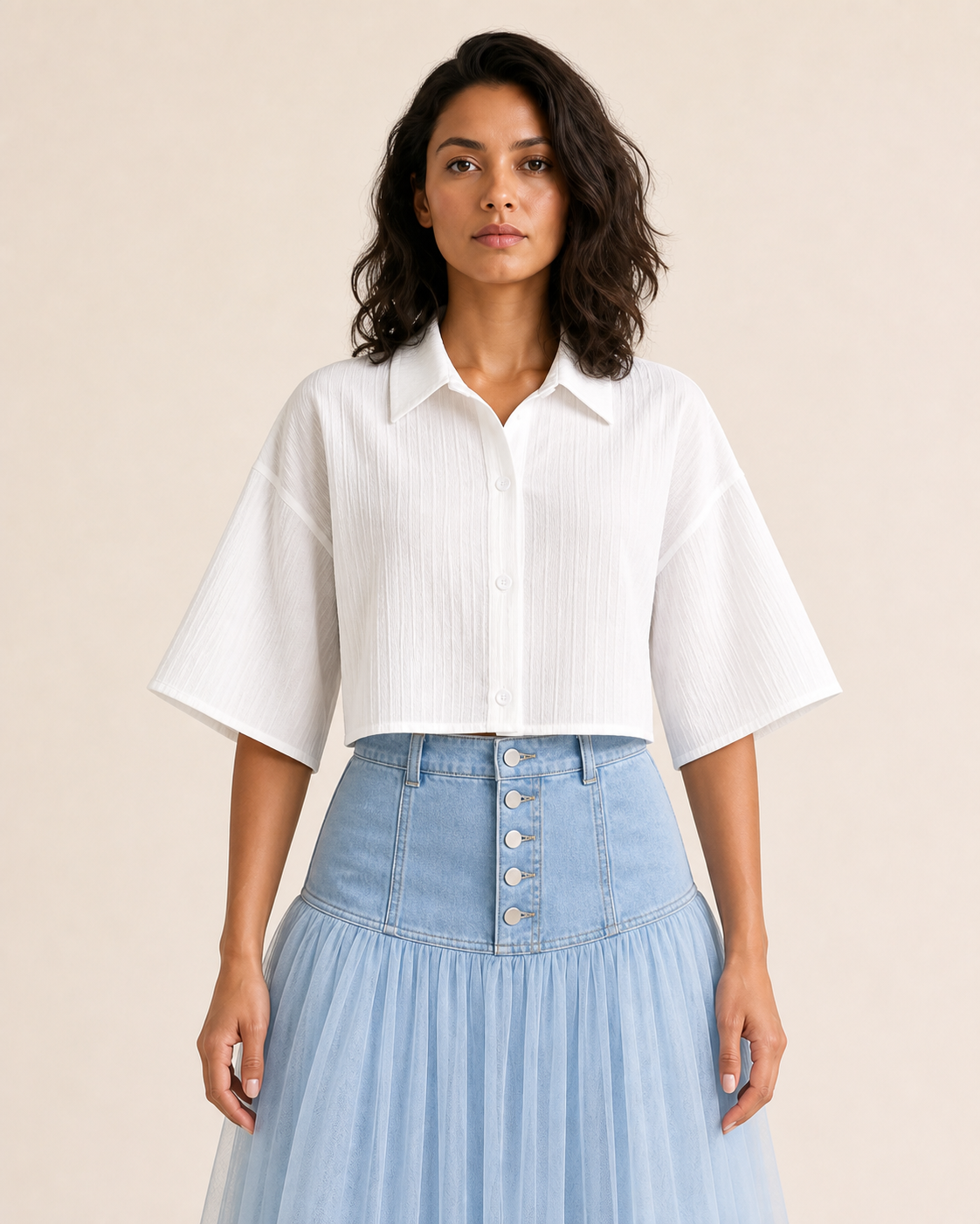 Detalle de cuello, tapeta y textura de la blusa blanca VALERUME.