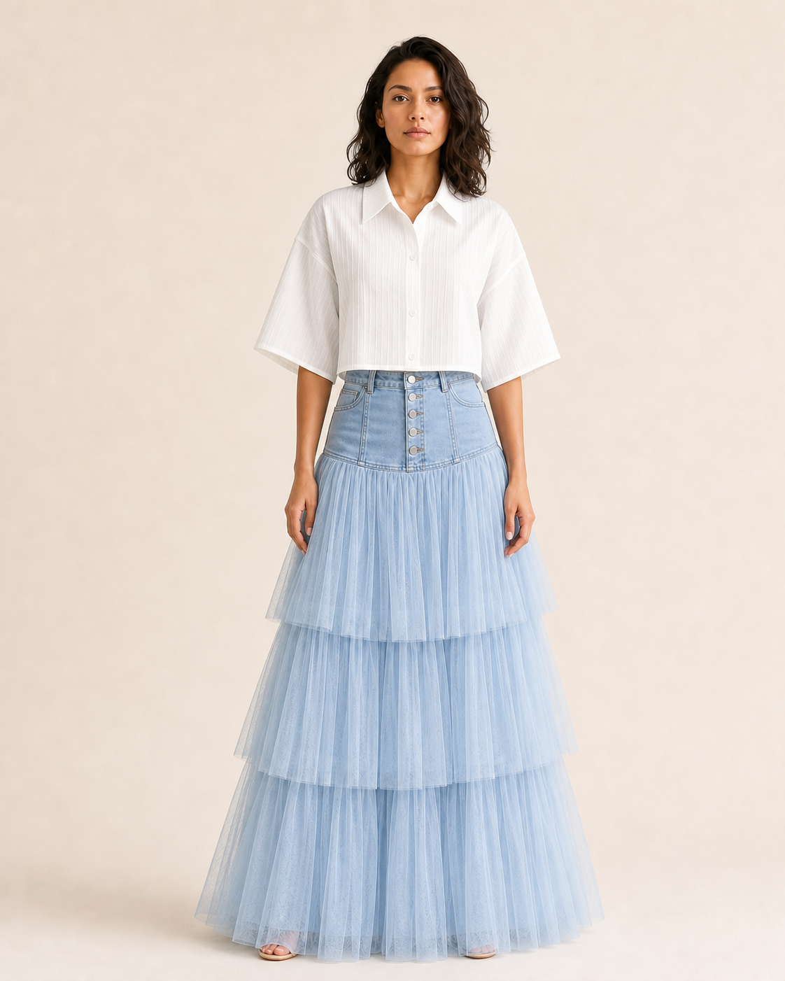 Modelo mujer con blusa blanca VALERUME, segunda vista frontal.