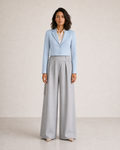 Modelo mujer con blazer corto azul claro VALERUME, vista frontal.