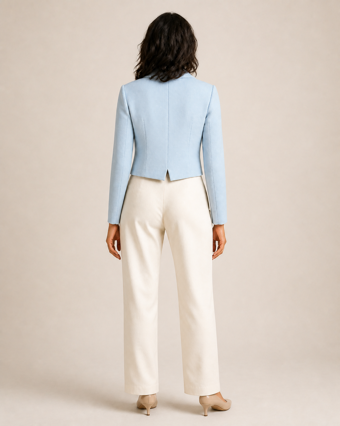 Modelo mujer con blazer corto azul claro VALERUME, vista posterior.