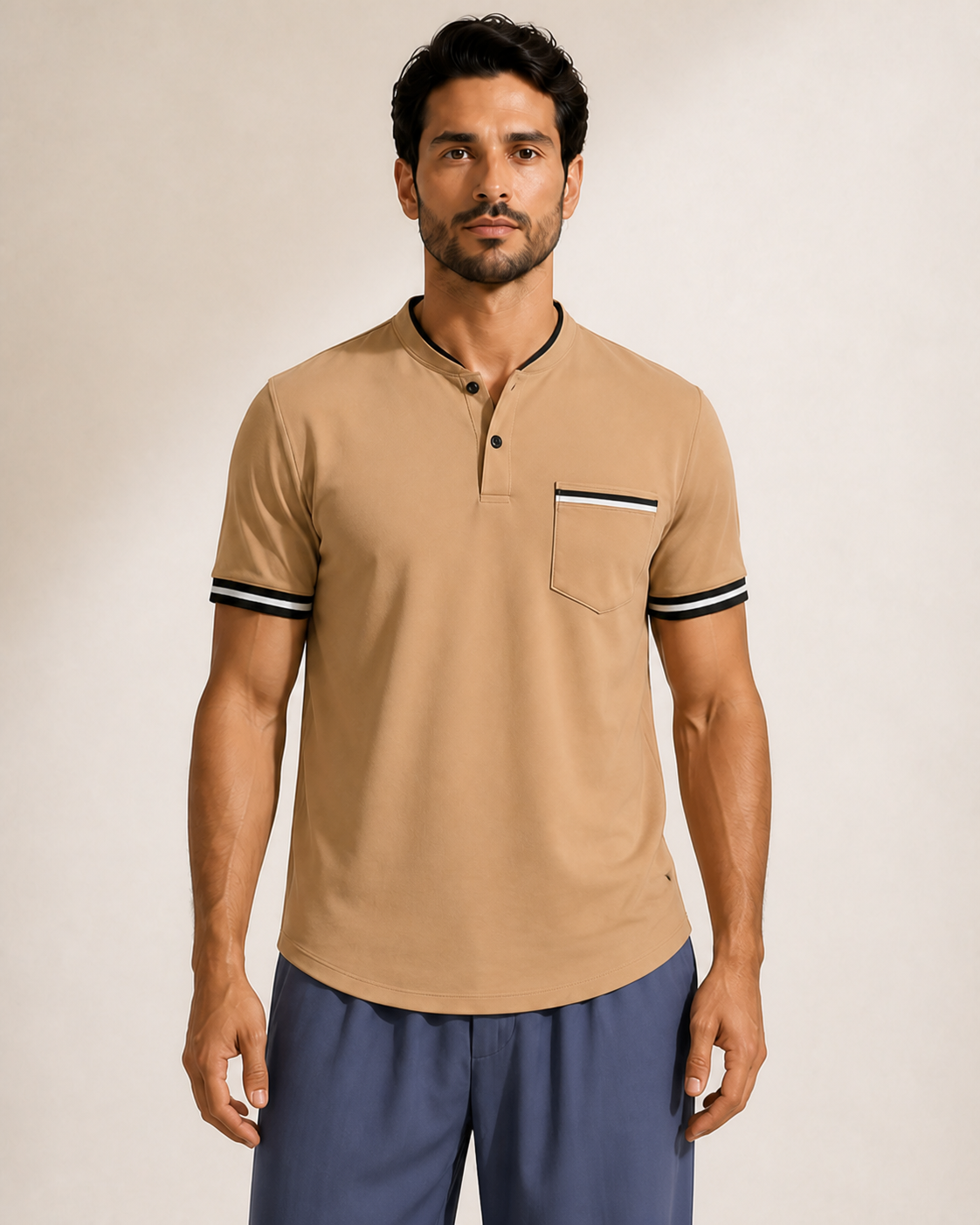 Detalle del cuello alto, la tapeta y el bolsillo del polo caqui