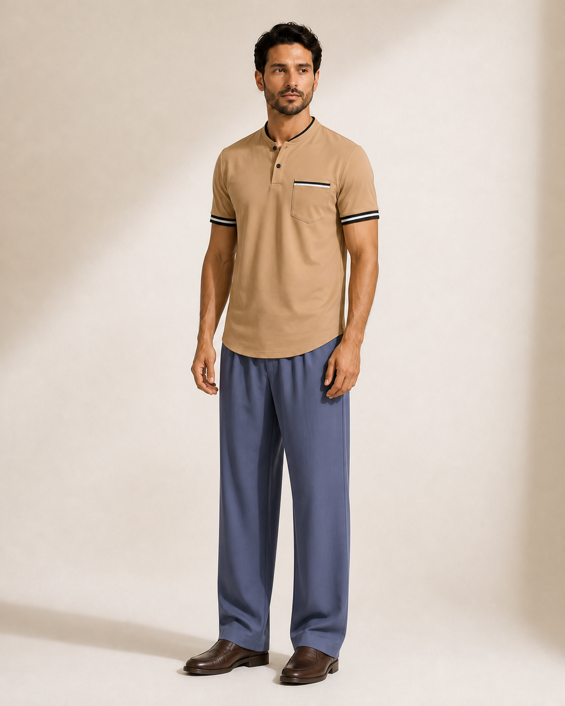 Hombre con polo caqui de cuello alto y bolsillo, vista frontal tres cuartos