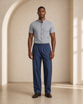 Hombre con pantalón azul de caída fluida, vista frontal de cuerpo entero